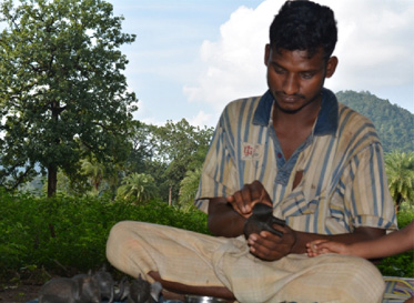 Basudeb at work making Dhokra jewellery