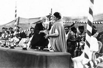  Lady Meherbai Tata, collecting her prize (from Dorabji) after winning a competition 