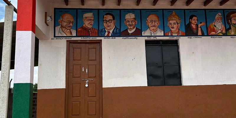 Even those with little to give found ways. Some handed even Rs 500 so their children’s favourite freedom fighter or national hero could be painted on the school wall, alongside their family name.