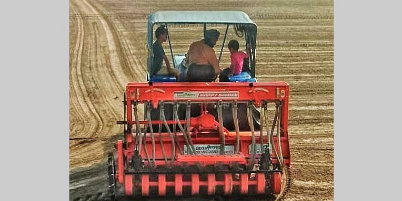 The Happy Seeder is used by attaching it to farm tractors.