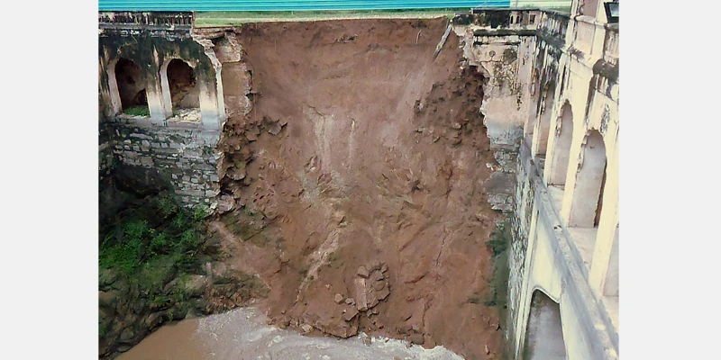 The Badi Baoli after the collapse of the western façade.