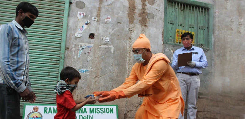   Distribution of GoMo packets at the Ramakrishna Mission in Delhi