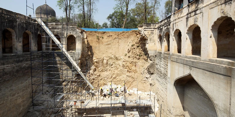Rebuilding the stone masonry wall at the Badi Baoli.